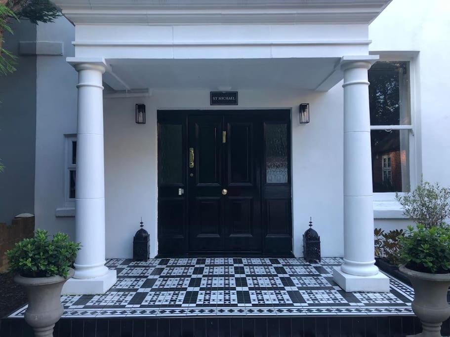 2 Double Bedroom Large Modern Self Contained Apartment Free Parking Camberley Exterior foto