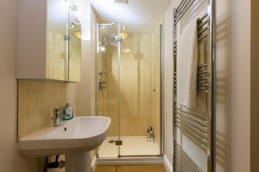 2 Double Bedroom Large Modern Self Contained Apartment Free Parking Camberley Exterior foto