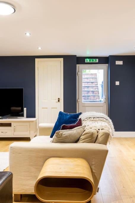 2 Double Bedroom Large Modern Self Contained Apartment Free Parking Camberley Exterior foto