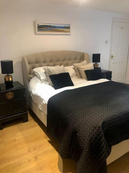 2 Double Bedroom Large Modern Self Contained Apartment Free Parking Camberley Exterior foto