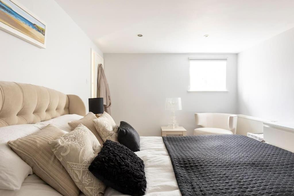 2 Double Bedroom Large Modern Self Contained Apartment Free Parking Camberley Exterior foto