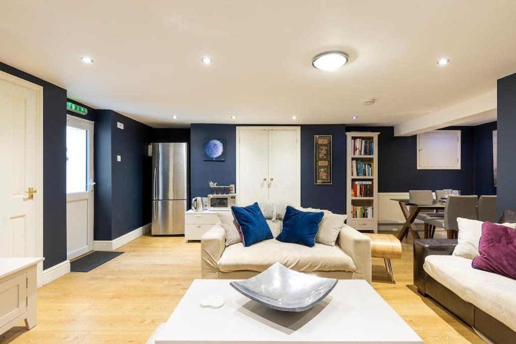 2 Double Bedroom Large Modern Self Contained Apartment Free Parking Camberley Exterior foto