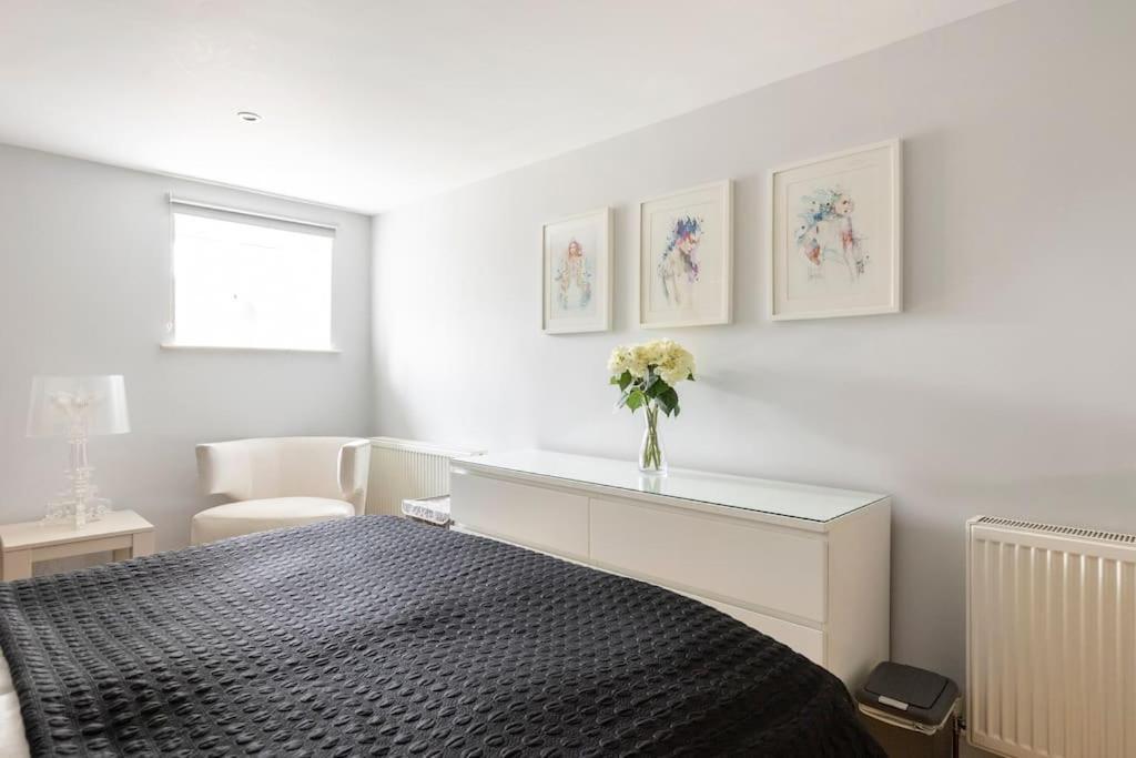 2 Double Bedroom Large Modern Self Contained Apartment Free Parking Camberley Exterior foto